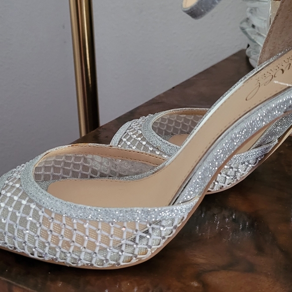 Badgley Mischka  silver ankle strap shoe size 8 NWOT - Picture 4 of 8